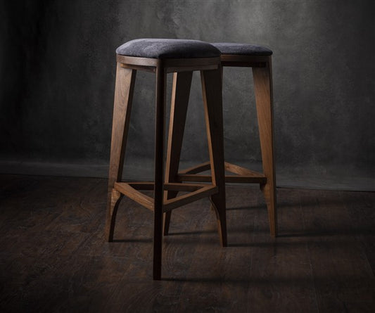 Terza Stoffa – Sgabello da bar in noce con seduta imbottita | Sgabello in legno massello fatto a mano | Sedia da bar minimalista