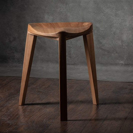 Nire XL - Sgabello a tre gambe in legno di olmo con seduta intagliata