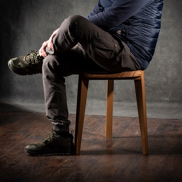 Nire XL - Sgabello a tre gambe in legno di olmo con seduta intagliata