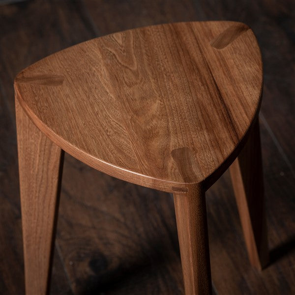 Nire - Sgabello in olmo con seduta piatta