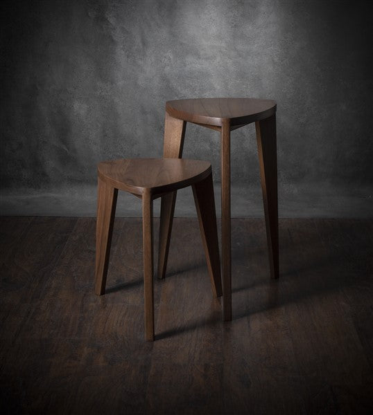 Tavolini laterali alti ad incastro Takai – Set di tavolini triangolari in noce evaporato fatti a mano, alti 18 e 24 pollici