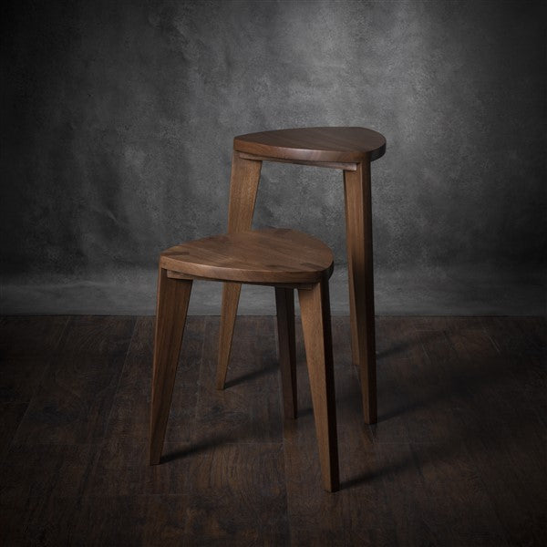 Tavolini laterali alti ad incastro Takai – Set di tavolini triangolari in noce evaporato fatti a mano, alti 18 e 24 pollici