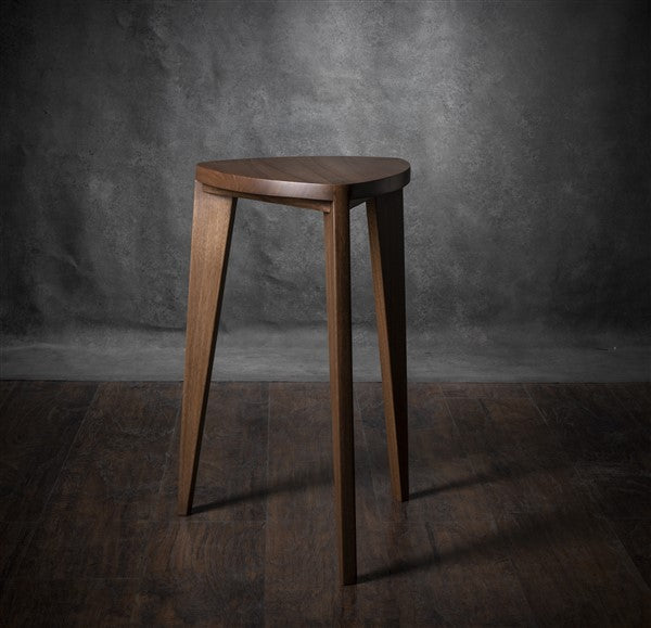 Tavolini laterali alti ad incastro Takai – Set di tavolini triangolari in noce evaporato fatti a mano, alti 18 e 24 pollici