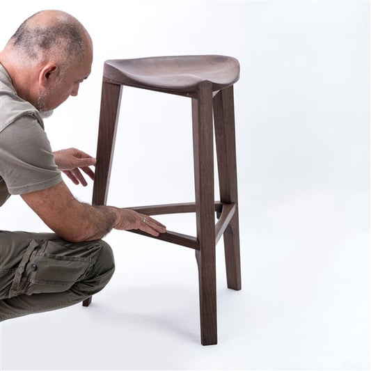 Terza XL - Elegante sgabello da bar in noce con seduta intagliata e poggiapiedi