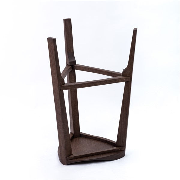 Terza XL - Elegante sgabello da bar in noce con seduta intagliata e poggiapiedi