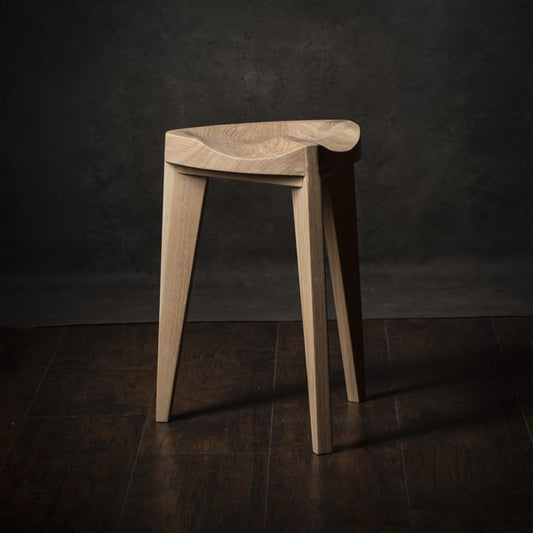 Oku Ho M - Sgabello in rovere con seduta intagliata