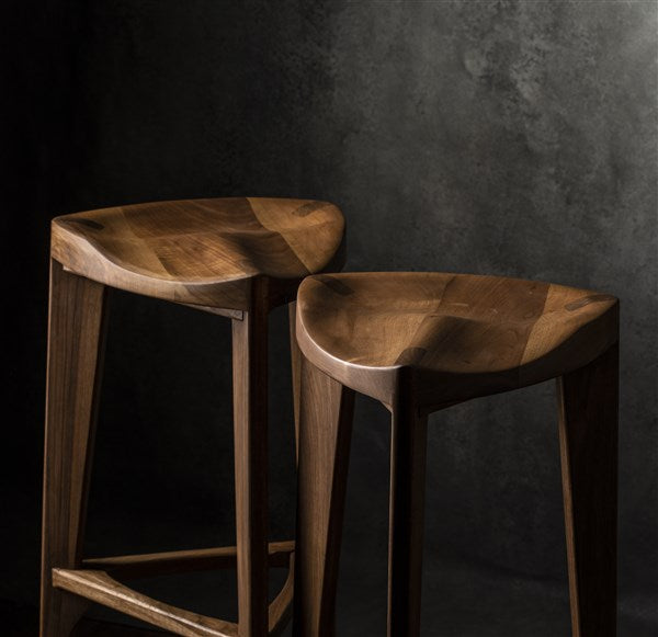 Sgabello da bar a tre gambe in noce