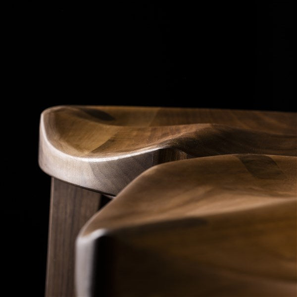 Sgabello da bar a tre gambe in noce