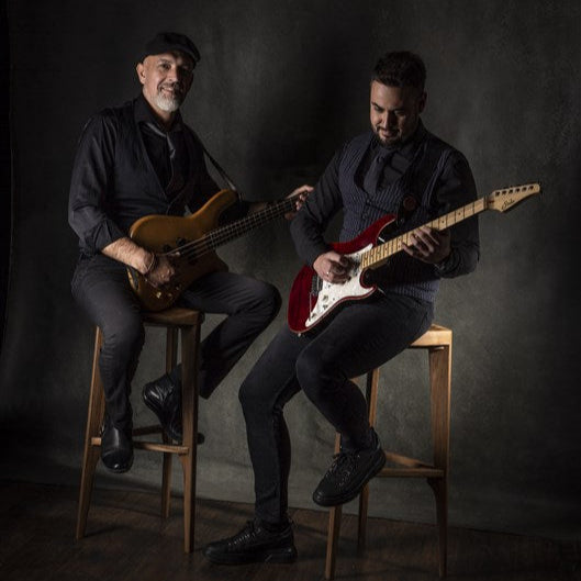 Sgabello da bar a tre gambe in noce