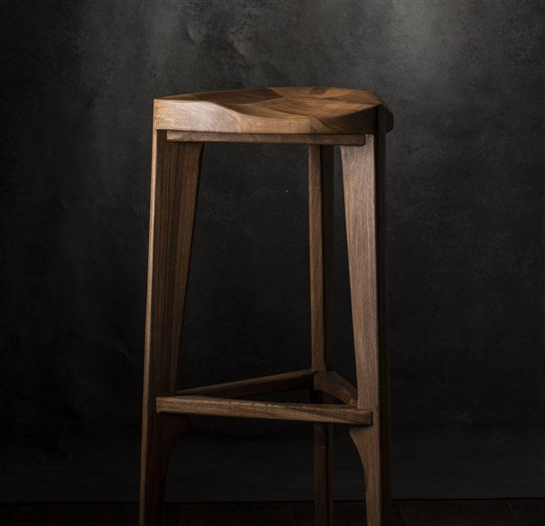 Sgabello da bar a tre gambe in noce