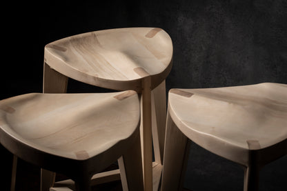 Oku Ho L - Sgabello in rovere con seduta intagliata