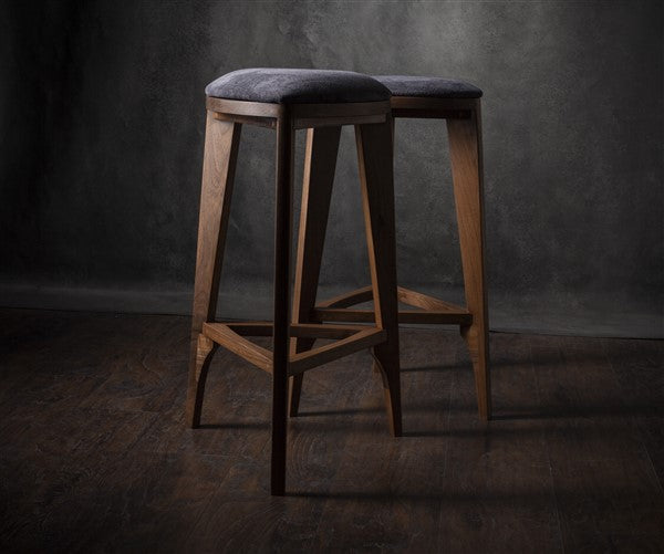 Terza Stoffa – Sgabello da bar in noce con seduta imbottita | Sgabello in legno massello fatto a mano | Sedia da bar minimalista