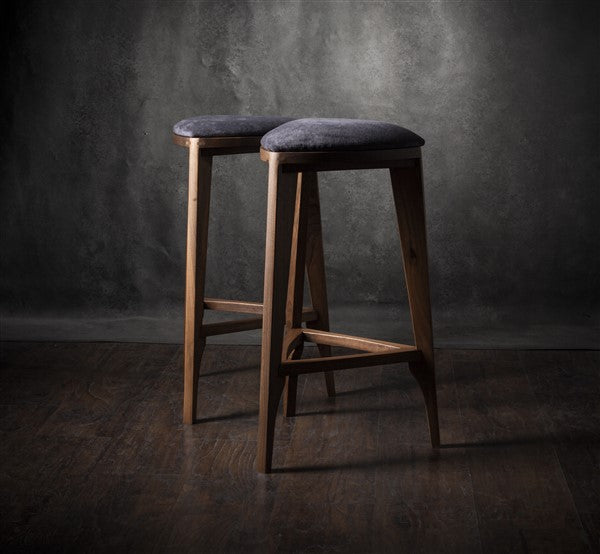 Terza Stoffa – Sgabello da bar in noce con seduta imbottita | Sgabello in legno massello fatto a mano | Sedia da bar minimalista
