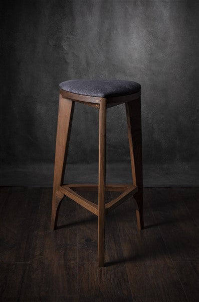 Terza Stoffa – Sgabello da bar in noce con seduta imbottita | Sgabello in legno massello fatto a mano | Sedia da bar minimalista