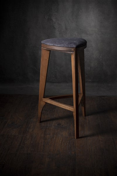 Terza Stoffa – Sgabello da bar in noce con seduta imbottita | Sgabello in legno massello fatto a mano | Sedia da bar minimalista