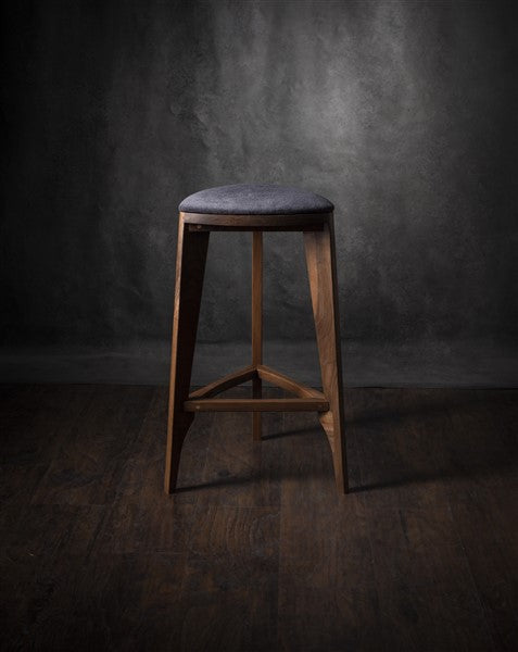 Terza Stoffa – Sgabello da bar in noce con seduta imbottita | Sgabello in legno massello fatto a mano | Sedia da bar minimalista