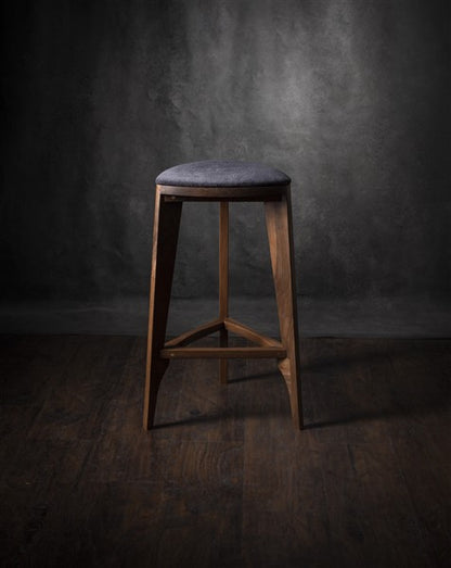 Terza Stoffa – Sgabello da bar in noce con seduta imbottita | Sgabello in legno massello fatto a mano | Sedia da bar minimalista
