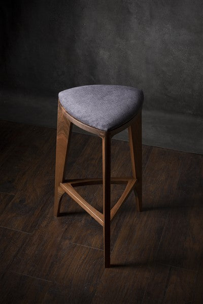 Terza Stoffa – Sgabello da bar in noce con seduta imbottita | Sgabello in legno massello fatto a mano | Sedia da bar minimalista