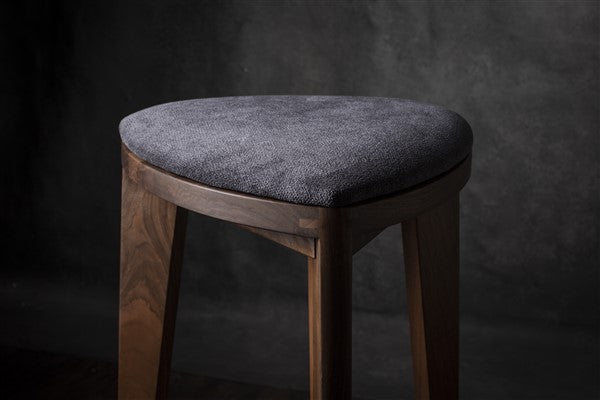 Terza Stoffa – Sgabello da bar in noce con seduta imbottita | Sgabello in legno massello fatto a mano | Sedia da bar minimalista