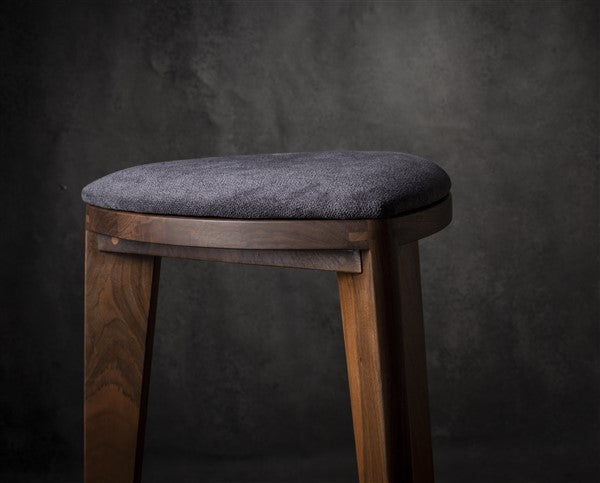Terza Stoffa – Sgabello da bar in noce con seduta imbottita | Sgabello in legno massello fatto a mano | Sedia da bar minimalista