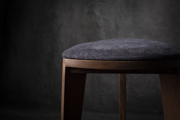 Terza Stoffa – Sgabello da bar in noce con seduta imbottita | Sgabello in legno massello fatto a mano | Sedia da bar minimalista