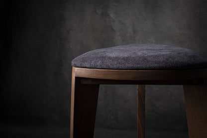 Terza Stoffa – Sgabello da bar in noce con seduta imbottita | Sgabello in legno massello fatto a mano | Sedia da bar minimalista