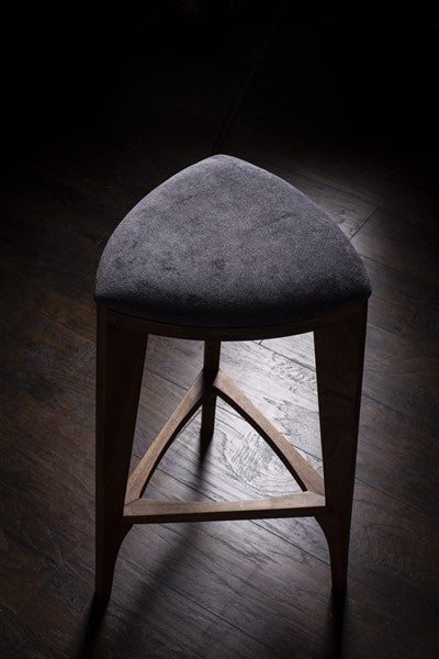 Terza Stoffa – Sgabello da bar in noce con seduta imbottita | Sgabello in legno massello fatto a mano | Sedia da bar minimalista