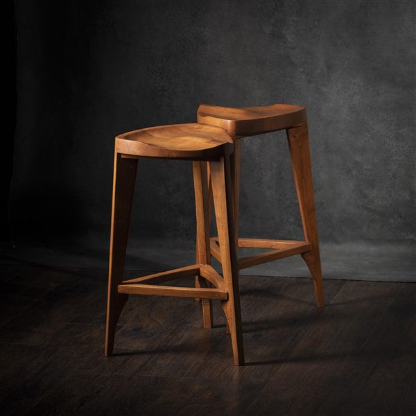 Sgabello da bar in legno di ciliegio Terza - Sgabello a tre gambe - Seduta intagliata