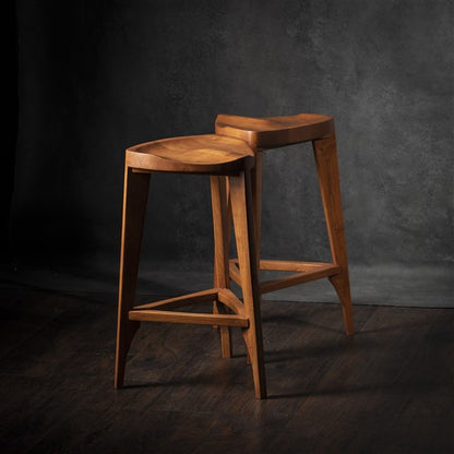 Sgabello da bar in legno di ciliegio Terza - Sgabello a tre gambe - Seduta intagliata