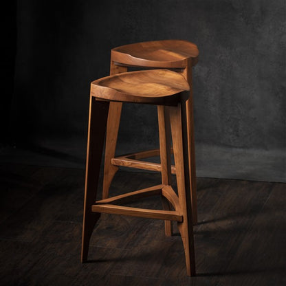Sgabello da bar in legno di ciliegio Terza - Sgabello a tre gambe - Seduta intagliata