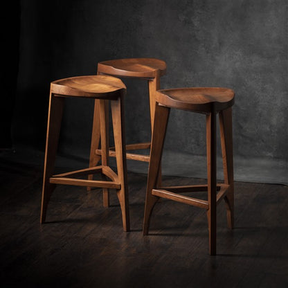 Sgabello da bar in legno di ciliegio Terza - Sgabello a tre gambe - Seduta intagliata