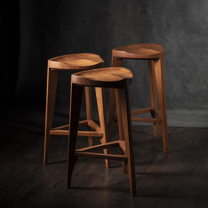 Sgabello da bar in legno di ciliegio Terza - Sgabello a tre gambe - Seduta intagliata