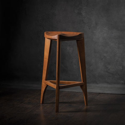 Sgabello da bar in legno di ciliegio Terza - Sgabello a tre gambe - Seduta intagliata