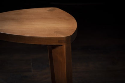 Sakura Heimen - Sgabello piccolo a tre gambe in legno di ciliegio