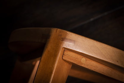 Sakura Heimen - Sgabello piccolo a tre gambe in legno di ciliegio