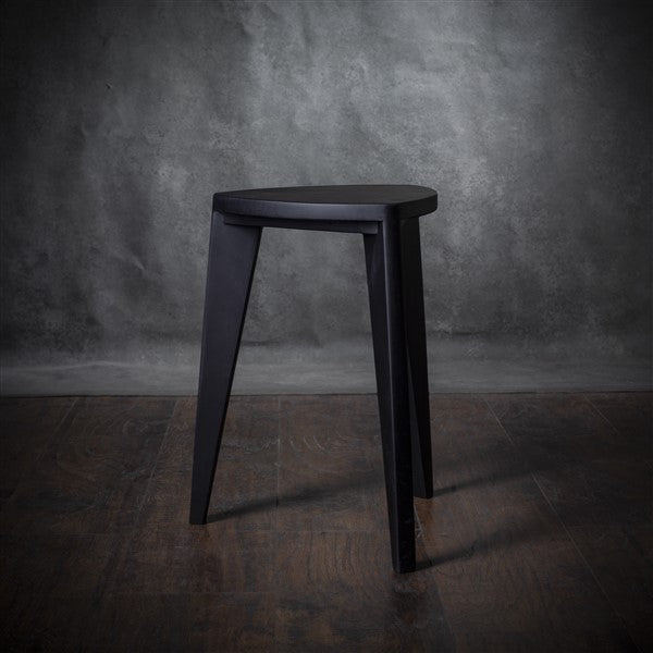Sumi - Sgabello in legno nero - Seduta minimalista triangolare bruciata - Mobili decorativi moderni fatti a mano, sgabello laterale in legno massello, Japandi Interior