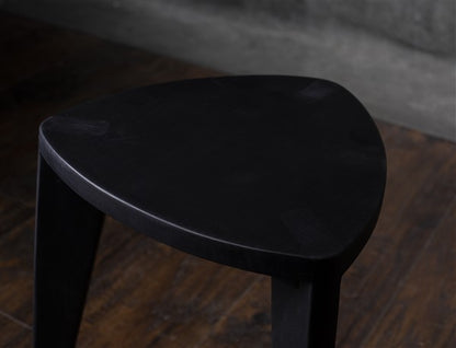 Sumi - Sgabello in legno nero - Seduta minimalista triangolare bruciata - Mobili decorativi moderni fatti a mano, sgabello laterale in legno massello, Japandi Interior