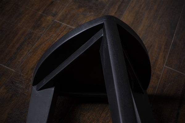 Sumi - Sgabello in legno nero - Seduta minimalista triangolare bruciata - Mobili decorativi moderni fatti a mano, sgabello laterale in legno massello, Japandi Interior