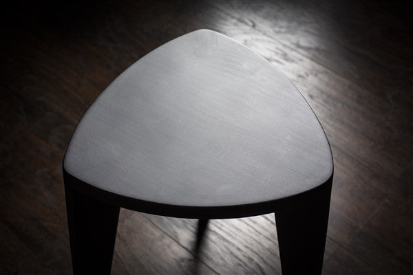 Sumi - Sgabello in legno nero - Seduta minimalista triangolare bruciata - Mobili decorativi moderni fatti a mano, sgabello laterale in legno massello, Japandi Interior