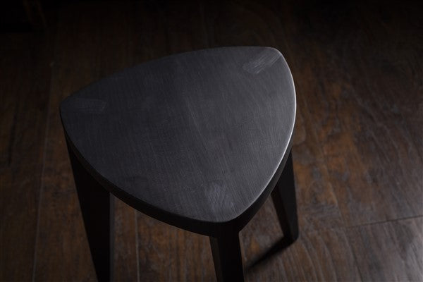 Sumi - Sgabello in legno nero - Seduta minimalista triangolare bruciata - Mobili decorativi moderni fatti a mano, sgabello laterale in legno massello, Japandi Interior
