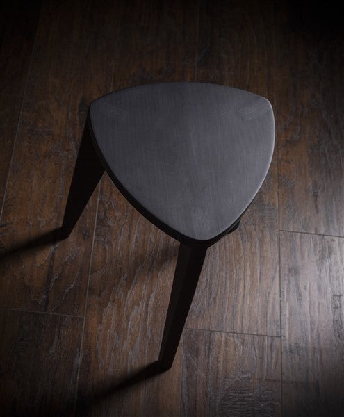 Sumi - Sgabello in legno nero - Seduta minimalista triangolare bruciata - Mobili decorativi moderni fatti a mano, sgabello laterale in legno massello, Japandi Interior
