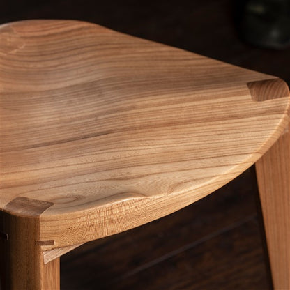 Nire XL - Sgabello a tre gambe in legno di olmo con seduta intagliata