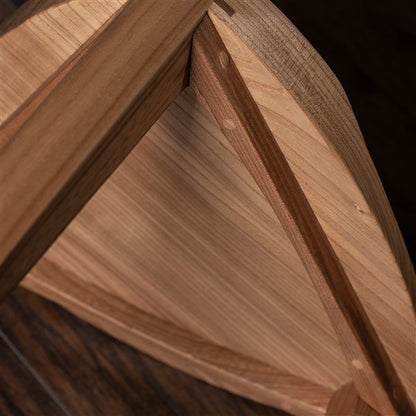 Nire XL - Sgabello a tre gambe in legno di olmo con seduta intagliata