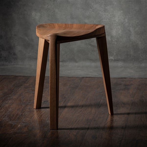 Nire XL - Sgabello a tre gambe in legno di olmo con seduta intagliata