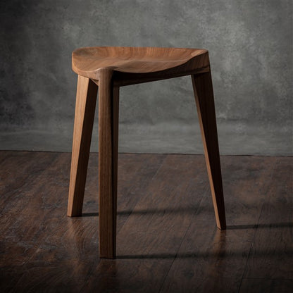 Nire XL - Sgabello a tre gambe in legno di olmo con seduta intagliata