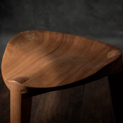 Nire XL - Sgabello a tre gambe in legno di olmo con seduta intagliata