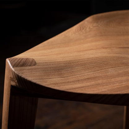 Nire XL - Sgabello a tre gambe in legno di olmo con seduta intagliata