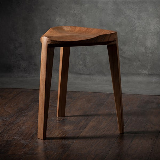 Nire XL - Sgabello a tre gambe in legno di olmo con seduta intagliata