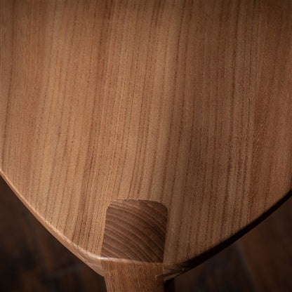 Nire XL - Sgabello a tre gambe in legno di olmo con seduta intagliata