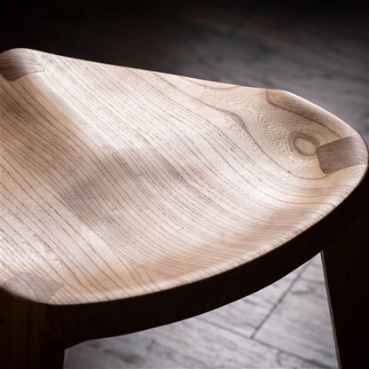 Nire XL - Sgabello a tre gambe in legno di olmo con seduta intagliata